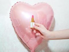 人気の〝青み〟を唇に取り入れるなら、ローズリップから始めましょっ