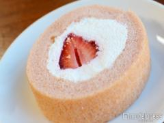 溢れるあまおうの果汁！ローソンの苺ロールケーキを食べてみた