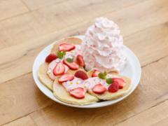 あわいピンクのとちおとめパンケーキ 「エッグスンシングス」アニバーサリーで新登場