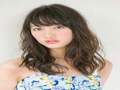 ナチュラル感のあるアッシュブラックの髪色で大人っぽく♪