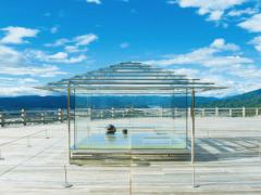 眩しいくらいにきらめく。期間限定で広がる絶景「ガラスの茶室」が話題