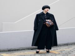 いつからあなたも量産系？かぶり必至の黒コートは"中身"で差別化を図るべし