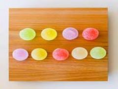 まるで宝石のような見た目と、ころんと愛らしい形がツボ。茜庵のゆうたま。