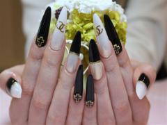 引き締めカラーは指先がイマドキ！NOT辛口なカジュアル’黒ネイル’カタログ