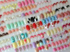 永遠の定番“ラメグラデーション”でキラキラ自慢の指先へ...。