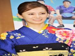 北川景子、艶やか着物姿＆上品SEXYドレスで美脚チラリ＜ファッションチェック＞