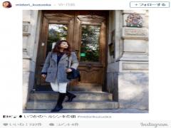 MA-1にロングブーツ…トレンドアイテムにハマるのは「白パンツ」だって知ってた？