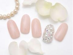 コロンと上品さをトッピング♡パールネイルで叶える、大人可愛い春ネイル。