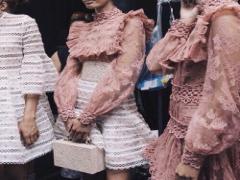 スカーフ？レース？海外セレブがお手本の春トレンドアイテム着こなし5選