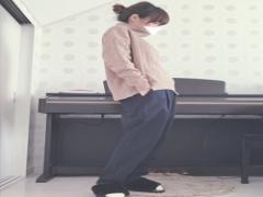 デニムだけじゃない！ピンクニットをカジュアルに着まわす、定番アイテム6つ