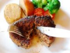 スプーンで食べる半熟ハンバーグ。渋谷「ま〜さんの家」のとろけるお肉が絶品！