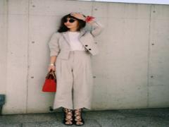 程よい抜け感で大人の余裕を醸し出す。”ベージュ”で作るワントーンコーデ