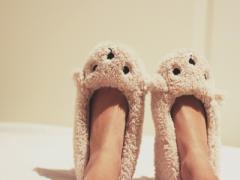 「ただいま」と靴を脱いだら、靴を履く。思わずキュン♡と癒されるルームシューズ12選