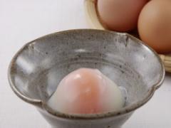 アイスの上に温泉卵？足湯につかりながら食べる「温玉ソフト」が大人気♡