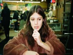 大人の余裕は仕込むモノよ。グレージュネイルで洗練された指先を仕上げる◇