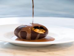 魔法のように溶けこむホットチョコレートのショーに仰天！ドゥバイヨルの最旬スイーツ