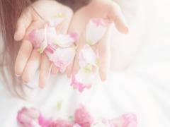 ガーリーからナチュラル、クールまで。どんなテイストにもなる花柄ネイル