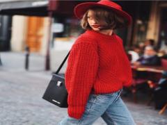 ぱっと華やぐ魅惑のカラー。「赤」を一点投入した大人見えコーディネート