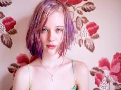 春、女らしさ目醒めよ。鎖骨見えトップスに映える美しいデコルテラインのつくり方