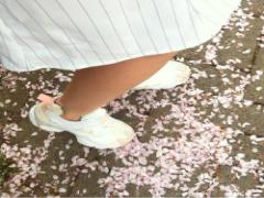 スポーティーなシティガールに。トレンチ×スニーカーで作る冬から春スタイル