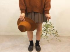 もう冬っぽいとは言わせない！レトロコーデは"イエロー×ネイビー"ネイルで春らしく