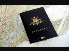 長時間フライトに耐えるために。機内に持ち込むべき必須アイテム