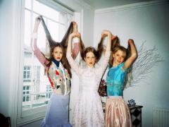 髪をふわふわなびかせたいの。アイスグレージュは柔らかさ・色素薄めを叶えるヘアカラー