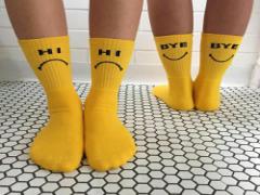 外しアイテムとして話題！「Happy Socks」を活用してポップな足元に♡