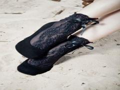 タイツから透けて程よくキラリ。脱いでもきらめく3つのきらきらネイル