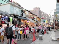 韓国の大学生の街、ホンデのおしゃれカフェで一息つこう。