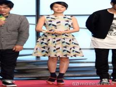 前田敦子、幾何学模様のカラフルワンピで春気分 絶妙カラーリングがポイント＜ファッショ