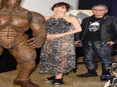 篠田麻里子、シースルーで最旬“ボトムレイヤード” 美脚チラ見せにドキッ！＜ファッショ