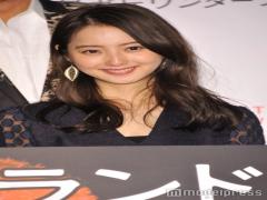 佐々木希の“耳かけ”ヘアが色っぽ可愛い！透け感たっぷりフリンジ袖にも注目＜ファッシ