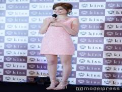 瑛茉ジャスミン、ピンクツイードワンピースで春の“鉄板”モテガーリー＜ファッションチ