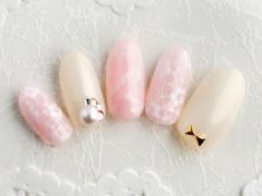 春までもう少し時間があるから。春の花を上品なレースに閉じこめて。