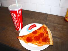顔より大きい¥380ピザ。おしゃれな雰囲気の「PIZZA SLICE」で満腹タイム