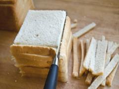 フレンチトーストにピザまで。“パンの耳”で作る簡単絶品アレンジレシピ8選