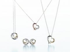 耳に纏う春の装い。STAR JEWELRYのフラワーピアスが可愛すぎって噂♡