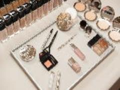 イイ女は程よくカラーレス… How to ▶ヌーディーメイク