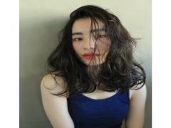 絶妙なニュアンスに惚れる。「ワンレンロブ」で作る旬の大人ヘアスタイル