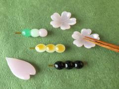 透明感溢れるお団子に桜の花。キャンドゥの箸置きが美味しそかわいいと大人気♡！