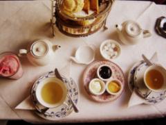 コンビニスイーツでも贅沢を感じたい。リッチな食器で格上げするお家ティータイムメニュ