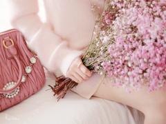 春気分には、まだ寒いから。春っぽカラーにホイルネイルでスパイスを