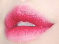 一本のリップでグラデーションが叶う。韓国コスメ"LANEIGE"のツートーンリップバーが優秀♡