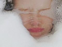 忙しい女子の秘密兵器。お風呂で洗い流すボディケアアイテムでもち肌に♡