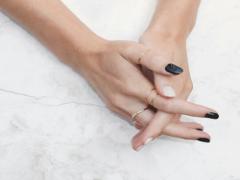 指輪は付けて、乗せるの。リングネイルでアクセのような輝きを指先に