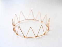 指先にアクセサリーのような輝きを。透明感をプラスしたきらきらネイル