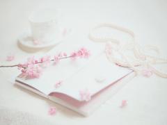 ふんわり春の雰囲気にぴったり！ドット柄で叶える、ガーリーな指先♡