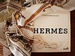 まずはファッションに。次は髪に。流行 “スカーフ” をヘアアレンジにも取り入れて