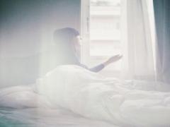 風に揺れる、光に透ける。春らしさ全開のふんわり白トップスをまとって